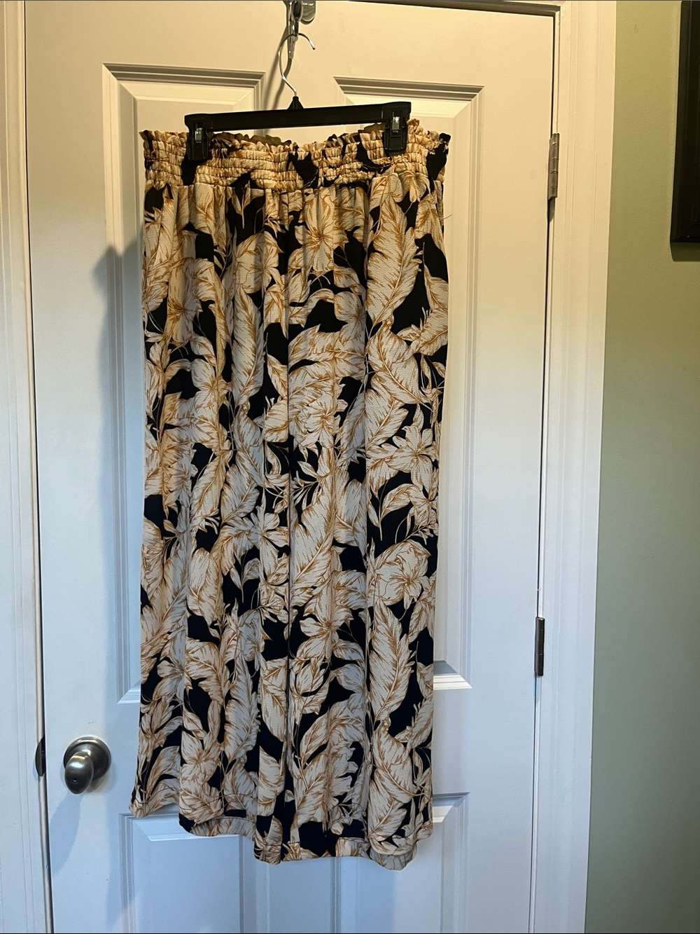 Women's Black and Tan Leaf Print Wide-legged pants